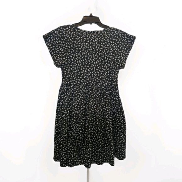 🆕Urban Outfitters Black/White Daisy Floral Tiered Mini Dress w/Flutter Sleeves - Picture 4 of 13